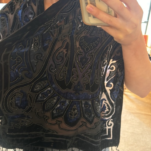 Gorgeous shawl scarf with velvet cut out details - Picture 3 of 6